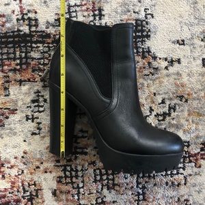 Steve Madden Size 6 - Chelsea leather booties